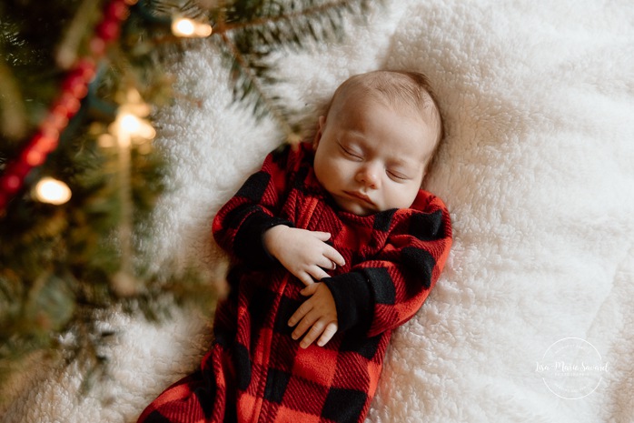 Christmas family photos. Family photos with Christmas tree. In-home newborn photos. Lifestyle newborn photos. Photographe à Brossard. Séance nouveau-né à domicile sur la Rive-Sud. Brossard photographer. South Shore lifestyle newborn session.