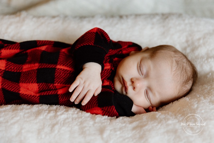 Christmas family photos. Family photos with Christmas tree. In-home newborn photos. Lifestyle newborn photos. Photographe à Brossard. Séance nouveau-né à domicile sur la Rive-Sud. Brossard photographer. South Shore lifestyle newborn session.