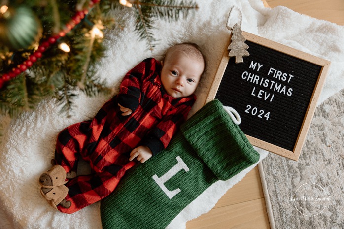 Christmas family photos. Family photos with Christmas tree. In-home newborn photos. Lifestyle newborn photos. Photographe à Brossard. Séance nouveau-né à domicile sur la Rive-Sud. Brossard photographer. South Shore lifestyle newborn session.