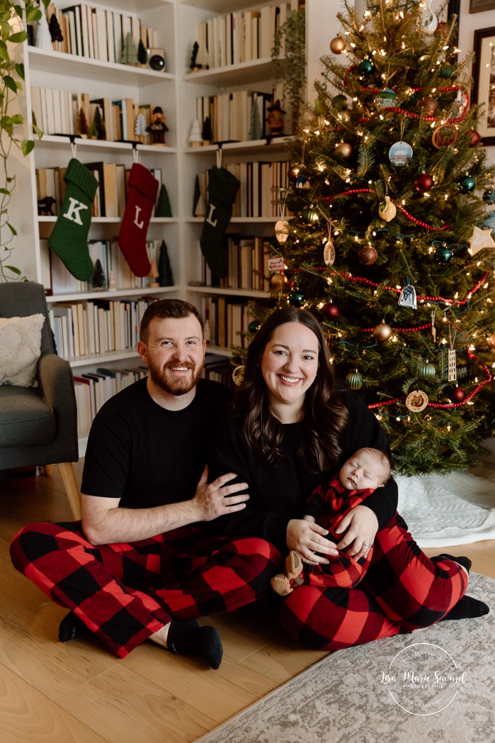 Christmas family photos. Family photos with Christmas tree. In-home newborn photos. Lifestyle newborn photos. Photographe à Brossard. Séance nouveau-né à domicile sur la Rive-Sud. Brossard photographer. South Shore lifestyle newborn session.