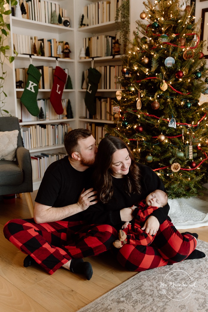 Christmas family photos. Family photos with Christmas tree. In-home newborn photos. Lifestyle newborn photos. Photographe à Brossard. Séance nouveau-né à domicile sur la Rive-Sud. Brossard photographer. South Shore lifestyle newborn session.