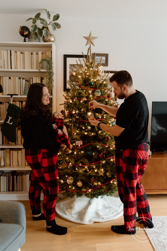 Christmas family photos. Family photos with Christmas tree. In-home newborn photos. Lifestyle newborn photos. Photographe à Brossard. Séance nouveau-né à domicile sur la Rive-Sud. Brossard photographer. South Shore lifestyle newborn session.