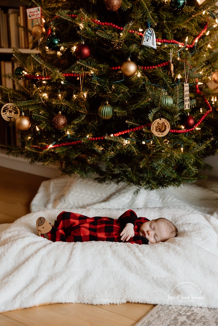 Christmas family photos. Family photos with Christmas tree. In-home newborn photos. Lifestyle newborn photos. Photographe à Brossard. Séance nouveau-né à domicile sur la Rive-Sud. Brossard photographer. South Shore lifestyle newborn session.