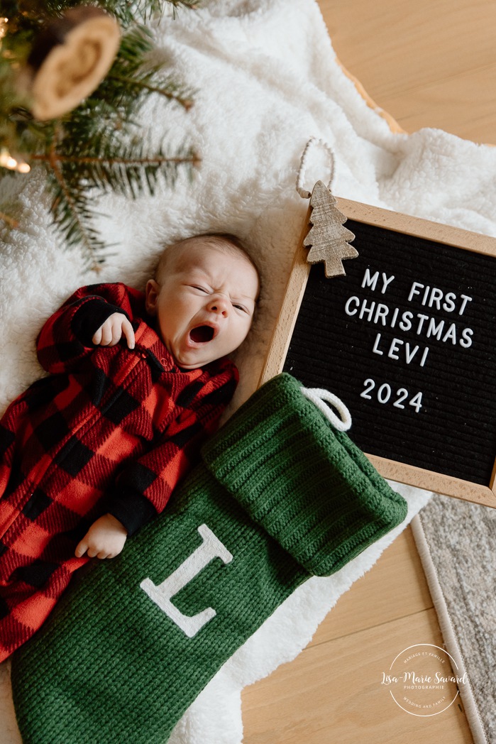 Christmas family photos. Family photos with Christmas tree. In-home newborn photos. Lifestyle newborn photos. Photographe à Brossard. Séance nouveau-né à domicile sur la Rive-Sud. Brossard photographer. South Shore lifestyle newborn session.