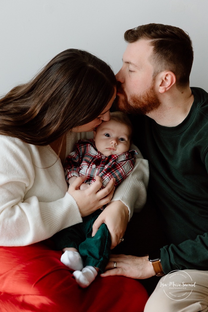 Lifestyle newborn photos. Photographe à Brossard. Séance nouveau-né à domicile sur la Rive-Sud. Brossard photographer. South Shore lifestyle newborn session.