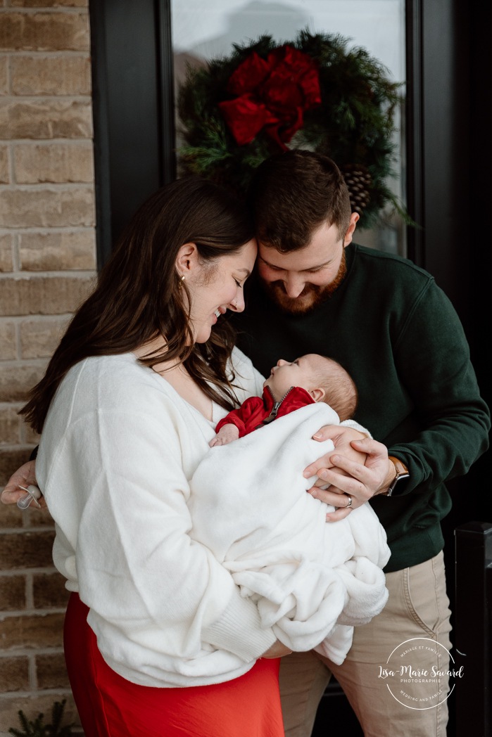 Lifestyle newborn photos. Photographe à Brossard. Séance nouveau-né à domicile sur la Rive-Sud. Brossard photographer. South Shore lifestyle newborn session.