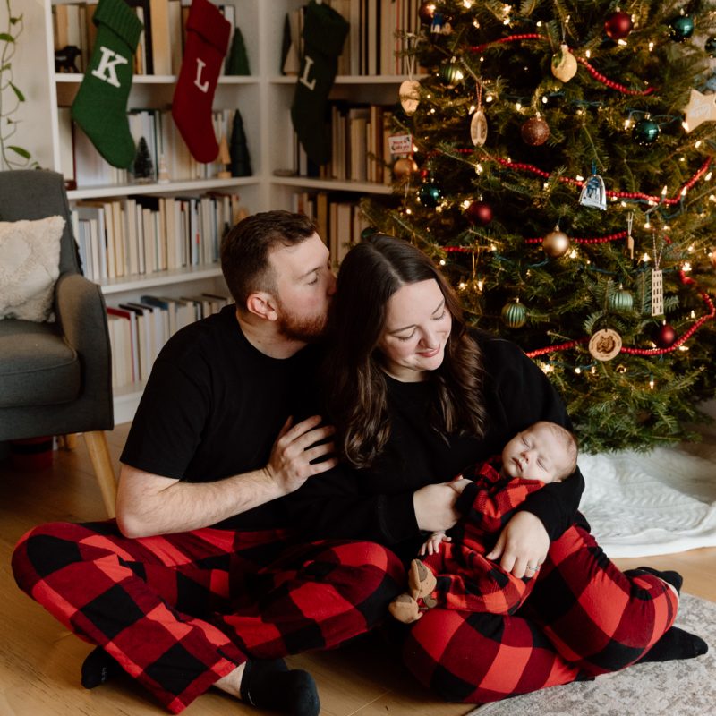 Christmas family photos. Family photos with Christmas tree. In-home newborn photos. Lifestyle newborn photos. Photographe à Brossard. Séance nouveau-né à domicile sur la Rive-Sud. Brossard photographer. South Shore lifestyle newborn session.