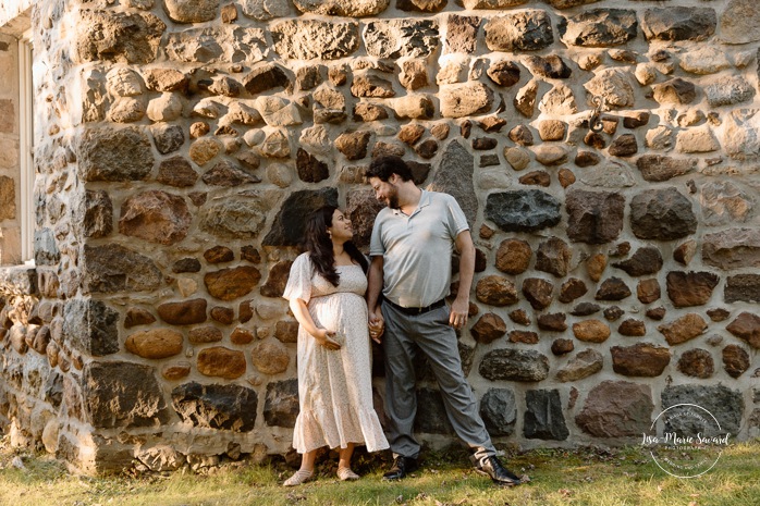 Stone wall maternity photos. Brick wall maternity photos. Photographe dans le West Island. West Island photographer. Séance maternité au Cap-Saint-Jacques. Cap-St-Jacques maternity session.