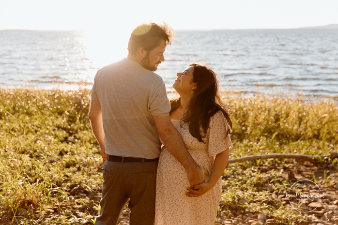 Beach maternity photos. River maternity photos. Golden hour maternity photos. Photographe dans le West Island. West Island photographer. Séance maternité au Cap-Saint-Jacques. Cap-St-Jacques maternity session.