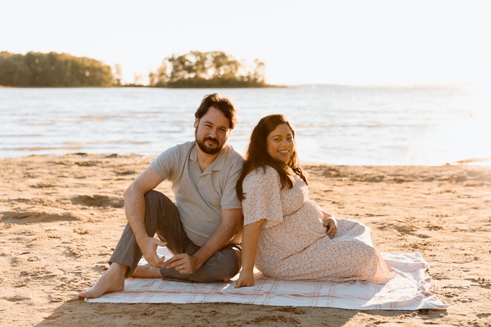 Beach maternity photos. River maternity photos. Golden hour maternity photos. Photographe dans le West Island. West Island photographer. Séance maternité au Cap-Saint-Jacques. Cap-St-Jacques maternity session.