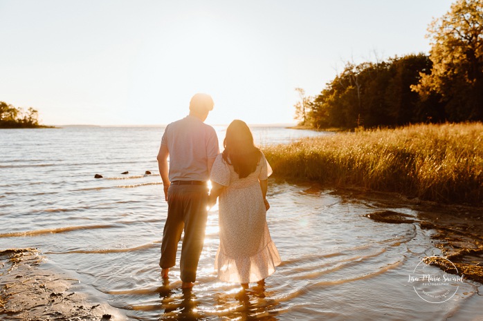 Beach maternity photos. River maternity photos. Golden hour maternity photos. Photographe dans le West Island. West Island photographer. Séance maternité au Cap-Saint-Jacques. Cap-St-Jacques maternity session.