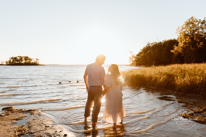 Beach maternity photos. River maternity photos. Golden hour maternity photos. Photographe dans le West Island. West Island photographer. Séance maternité au Cap-Saint-Jacques. Cap-St-Jacques maternity session.