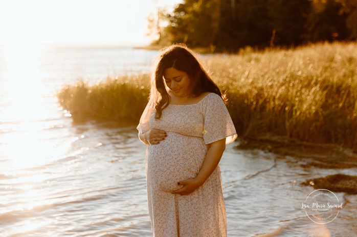 Beach maternity photos. River maternity photos. Golden hour maternity photos. Photographe dans le West Island. West Island photographer. Séance maternité au Cap-Saint-Jacques. Cap-St-Jacques maternity session.