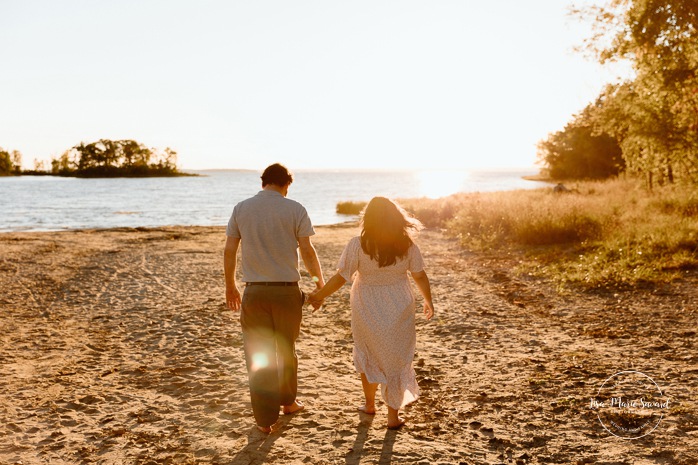 Beach maternity photos. River maternity photos. Golden hour maternity photos. Photographe dans le West Island. West Island photographer. Séance maternité au Cap-Saint-Jacques. Cap-St-Jacques maternity session.