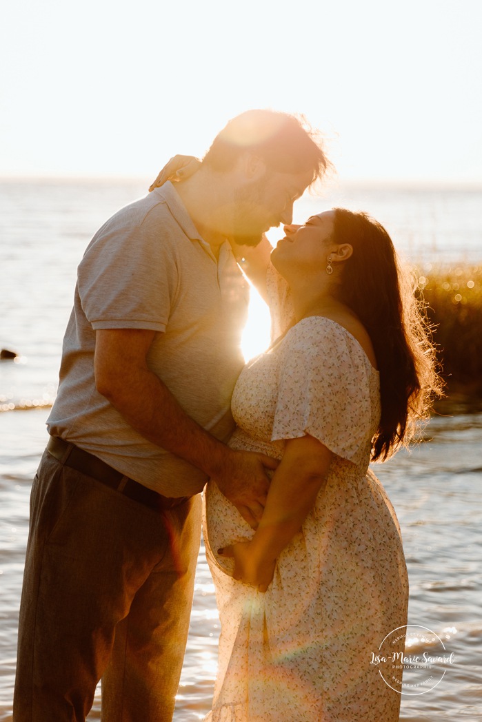 Beach maternity photos. River maternity photos. Golden hour maternity photos. Photographe dans le West Island. West Island photographer. Séance maternité au Cap-Saint-Jacques. Cap-St-Jacques maternity session.