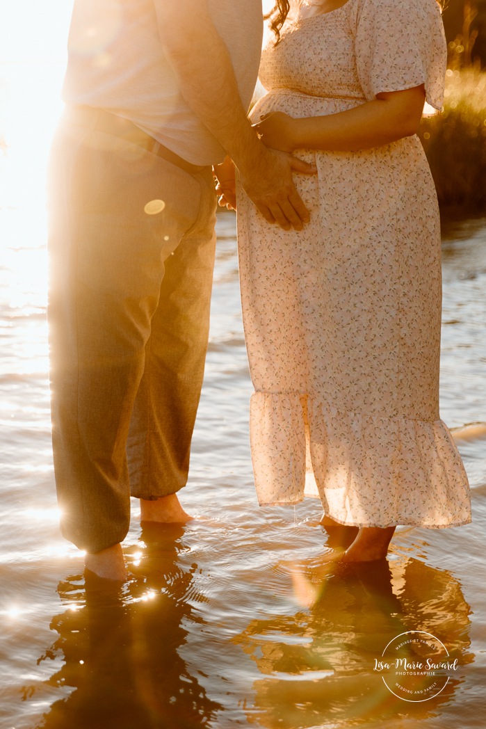 Beach maternity photos. River maternity photos. Golden hour maternity photos. Photographe dans le West Island. West Island photographer. Séance maternité au Cap-Saint-Jacques. Cap-St-Jacques maternity session.