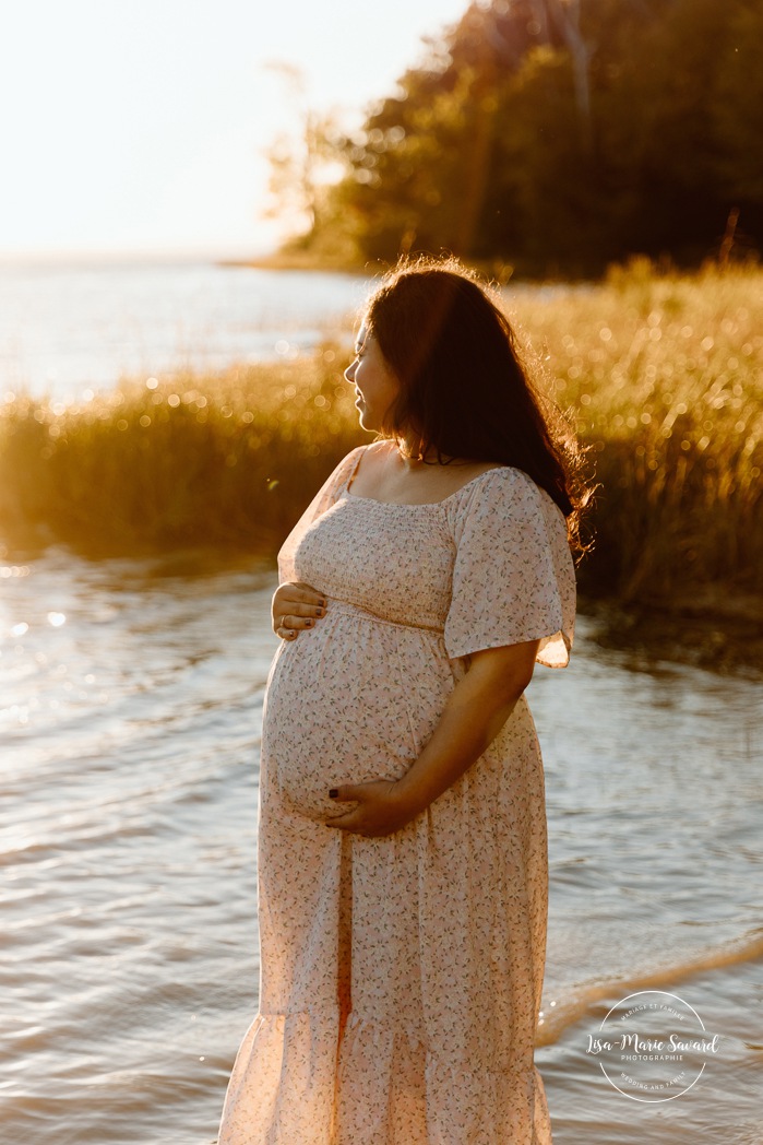 Beach maternity photos. River maternity photos. Golden hour maternity photos. Photographe dans le West Island. West Island photographer. Séance maternité au Cap-Saint-Jacques. Cap-St-Jacques maternity session.