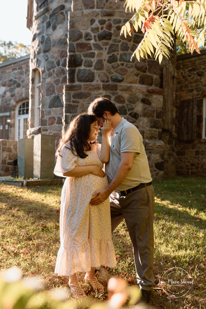 Stone wall maternity photos. Brick wall maternity photos. Photographe dans le West Island. West Island photographer. Séance maternité au Cap-Saint-Jacques. Cap-St-Jacques maternity session.