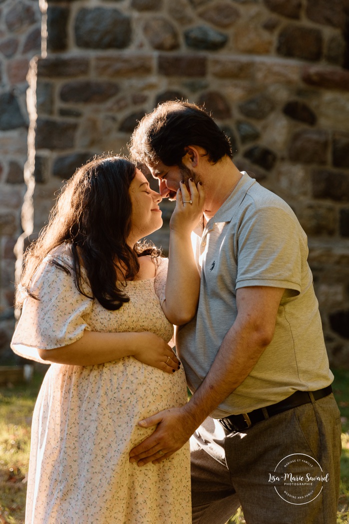 Stone wall maternity photos. Brick wall maternity photos. Photographe dans le West Island. West Island photographer. Séance maternité au Cap-Saint-Jacques. Cap-St-Jacques maternity session.