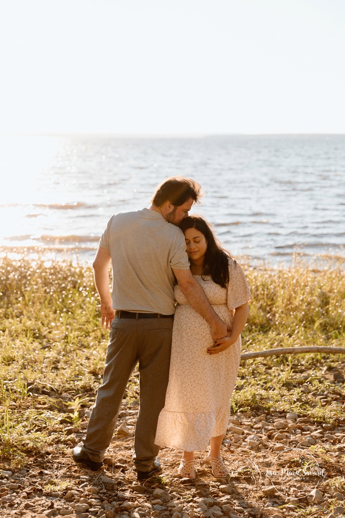 Beach maternity photos. River maternity photos. Golden hour maternity photos. Photographe dans le West Island. West Island photographer. Séance maternité au Cap-Saint-Jacques. Cap-St-Jacques maternity session.