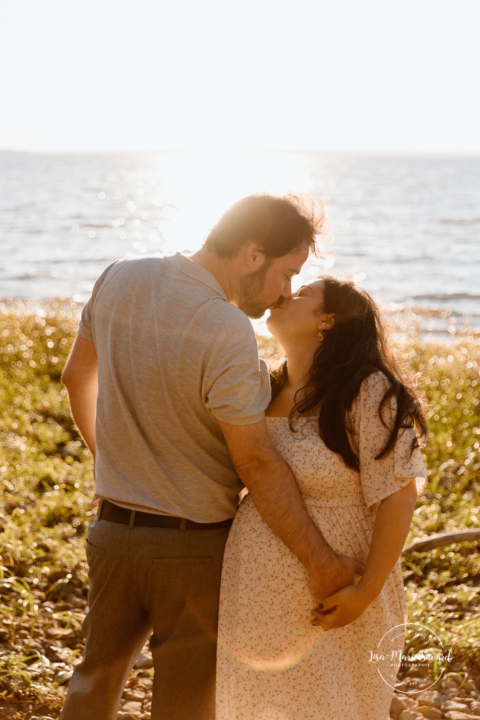 Beach maternity photos. River maternity photos. Golden hour maternity photos. Photographe dans le West Island. West Island photographer. Séance maternité au Cap-Saint-Jacques. Cap-St-Jacques maternity session.