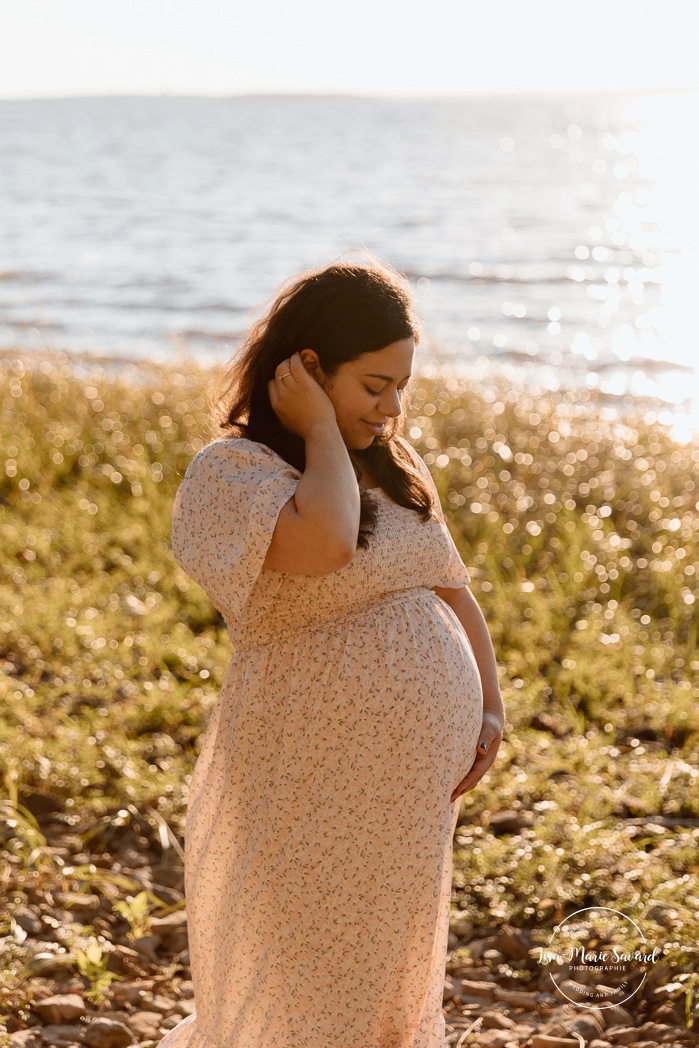 Beach maternity photos. River maternity photos. Golden hour maternity photos. Photographe dans le West Island. West Island photographer. Séance maternité au Cap-Saint-Jacques. Cap-St-Jacques maternity session.