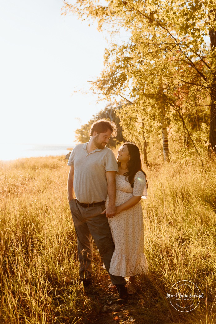 Beach maternity photos. River maternity photos. Golden hour maternity photos. Photographe dans le West Island. West Island photographer. Séance maternité au Cap-Saint-Jacques. Cap-St-Jacques maternity session.