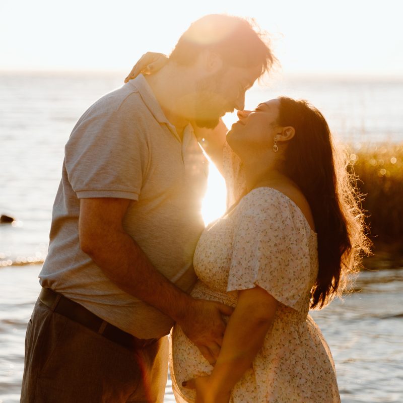 Beach maternity photos. River maternity photos. Golden hour maternity photos. Photographe dans le West Island. West Island photographer. Séance maternité au Cap-Saint-Jacques. Cap-St-Jacques maternity session.