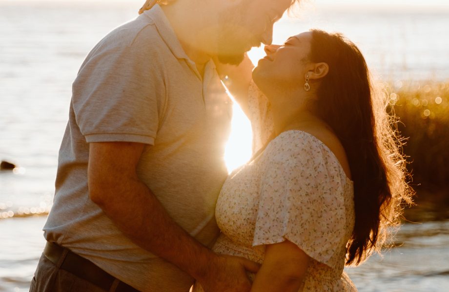 Beach maternity photos. River maternity photos. Golden hour maternity photos. Photographe dans le West Island. West Island photographer. Séance maternité au Cap-Saint-Jacques. Cap-St-Jacques maternity session.