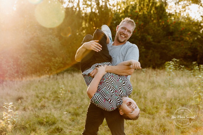 Family photos with tweens. Family photos with pre-teens. Family photos with older children. Photos de famille avec pré-adolescents. Photographe de famille à Montréal. Montreal family photographer.