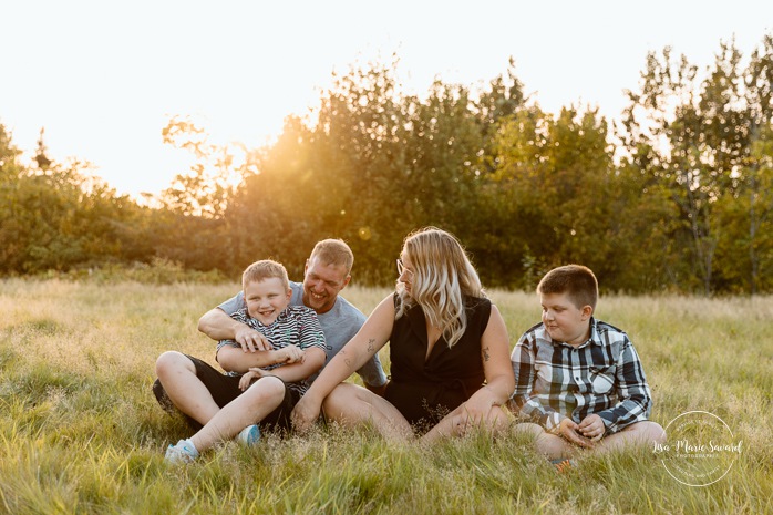 Family photos with tweens. Family photos with pre-teens. Family photos with older children. Photos de famille avec pré-adolescents. Photographe de famille à Montréal. Montreal family photographer.