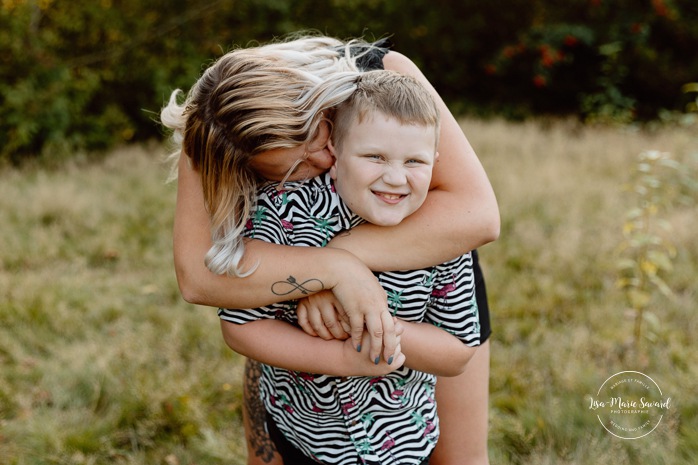 Family photos with tweens. Family photos with pre-teens. Family photos with older children. Photos de famille avec pré-adolescents. Photographe de famille à Montréal. Montreal family photographer.