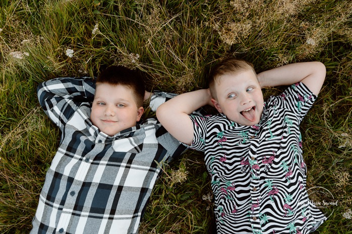 Family photos with tweens. Family photos with pre-teens. Family photos with older children. Photos de famille avec pré-adolescents. Photographe de famille à Montréal. Montreal family photographer.