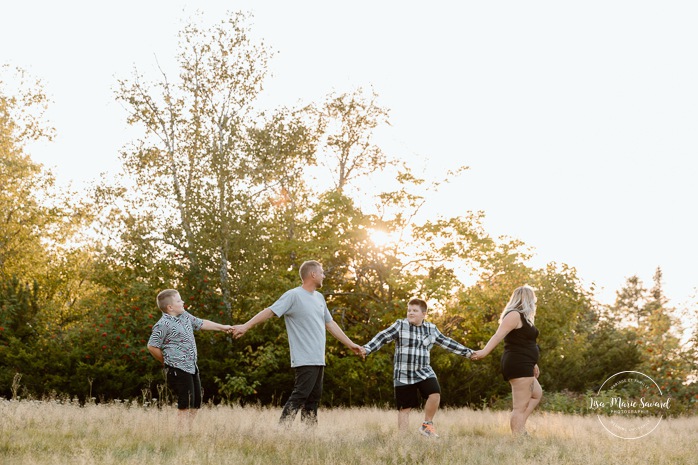 Family photos with tweens. Family photos with pre-teens. Family photos with older children. Photos de famille avec pré-adolescents. Photographe de famille à Montréal. Montreal family photographer.