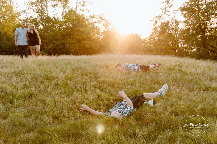 Family photos with tweens. Family photos with pre-teens. Family photos with older children. Photos de famille avec pré-adolescents. Photographe de famille à Montréal. Montreal family photographer.