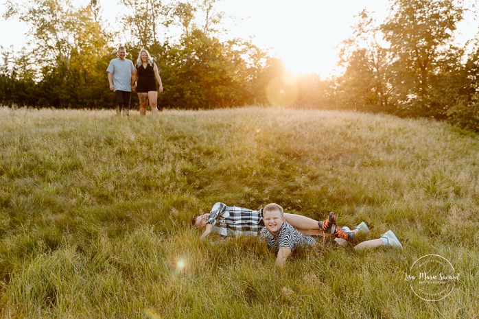 Family photos with tweens. Family photos with pre-teens. Family photos with older children. Photos de famille avec pré-adolescents. Photographe de famille à Montréal. Montreal family photographer.