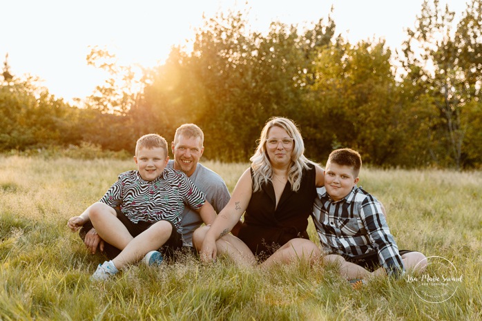 Family photos with tweens. Family photos with pre-teens. Family photos with older children. Photos de famille avec pré-adolescents. Photographe de famille à Montréal. Montreal family photographer.