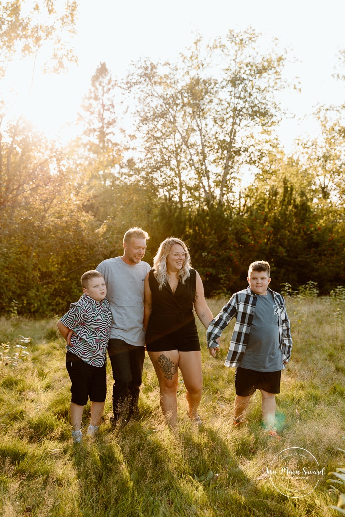 Family photos with tweens. Family photos with pre-teens. Family photos with older children. Photos de famille avec pré-adolescents. Photographe de famille à Montréal. Montreal family photographer.