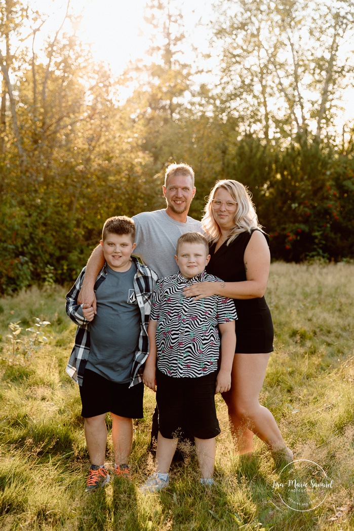 Family photos with tweens. Family photos with pre-teens. Family photos with older children. Photos de famille avec pré-adolescents. Photographe de famille à Montréal. Montreal family photographer.