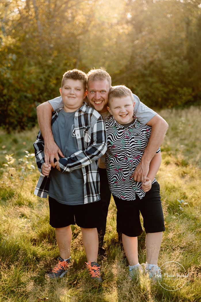 Family photos with tweens. Family photos with pre-teens. Family photos with older children. Photos de famille avec pré-adolescents. Photographe de famille à Montréal. Montreal family photographer.