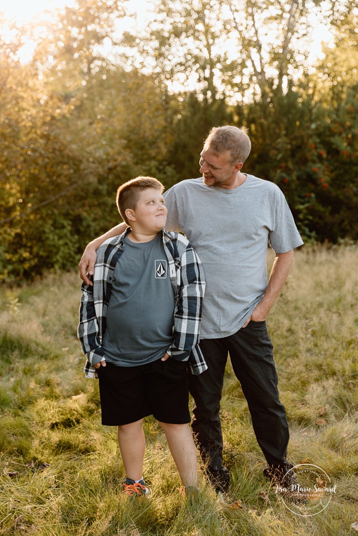 Family photos with tweens. Family photos with pre-teens. Family photos with older children. Photos de famille avec pré-adolescents. Photographe de famille à Montréal. Montreal family photographer.