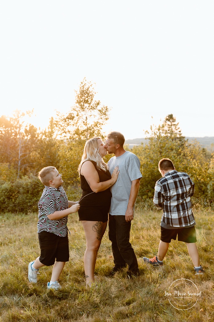 Family photos with tweens. Family photos with pre-teens. Family photos with older children. Photos de famille avec pré-adolescents. Photographe de famille à Montréal. Montreal family photographer.