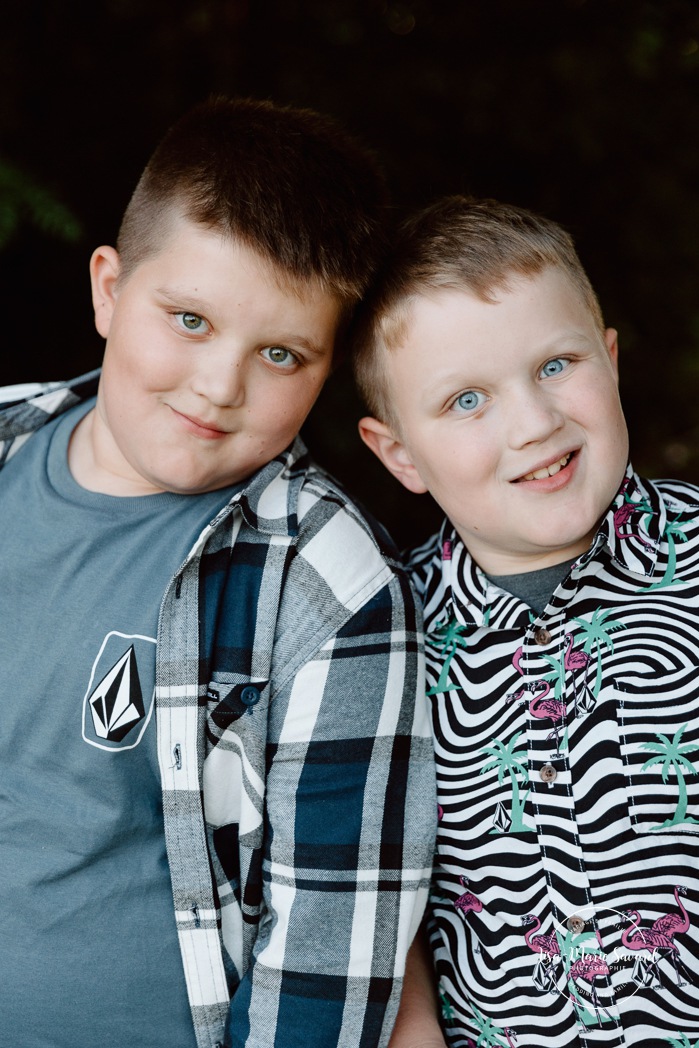 Family photos with tweens. Family photos with pre-teens. Family photos with older children. Photos de famille avec pré-adolescents. Photographe de famille à Montréal. Montreal family photographer.