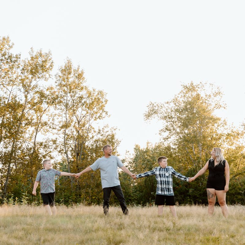 Family photos with tweens. Family photos with pre-teens. Family photos with older children. Photos de famille avec pré-adolescents. Photographe de famille à Montréal. Montreal family photographer.