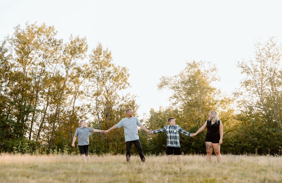 Family photos with tweens. Family photos with pre-teens. Family photos with older children. Photos de famille avec pré-adolescents. Photographe de famille à Montréal. Montreal family photographer.