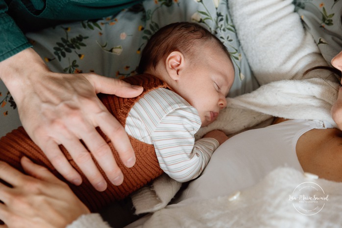 In-home newborn session. Lifestyle newborn photos. Photographe dans Rosemont-La-Petite-Patrie. Séance nouveau-né à domicile à Montréal. Montreal lifestyle newborn session.