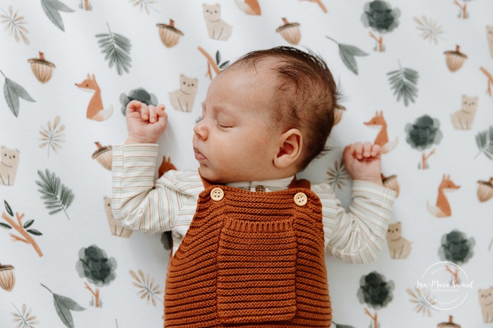 In-home newborn session. Lifestyle newborn photos. Photographe dans Rosemont-La-Petite-Patrie. Séance nouveau-né à domicile à Montréal. Montreal lifestyle newborn session.