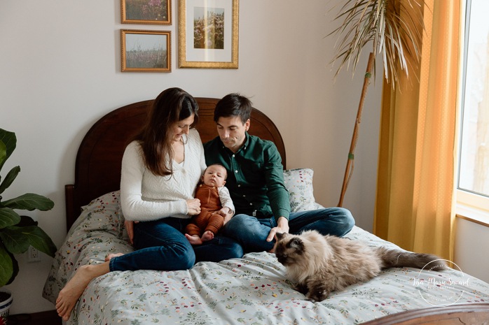 Newborn photos with cat. In-home newborn session. Lifestyle newborn photos. Photographe dans Rosemont-La-Petite-Patrie. Séance nouveau-né à domicile à Montréal. Montreal lifestyle newborn session.