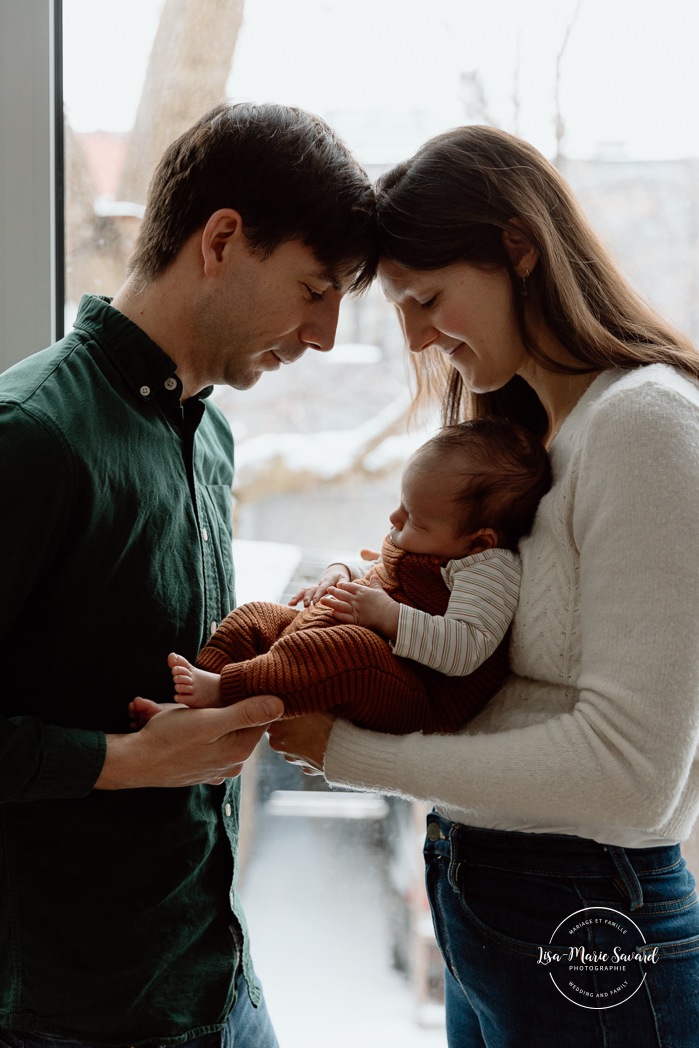 In-home newborn session. Lifestyle newborn photos. Photographe dans Rosemont-La-Petite-Patrie. Séance nouveau-né à domicile à Montréal. Montreal lifestyle newborn session.