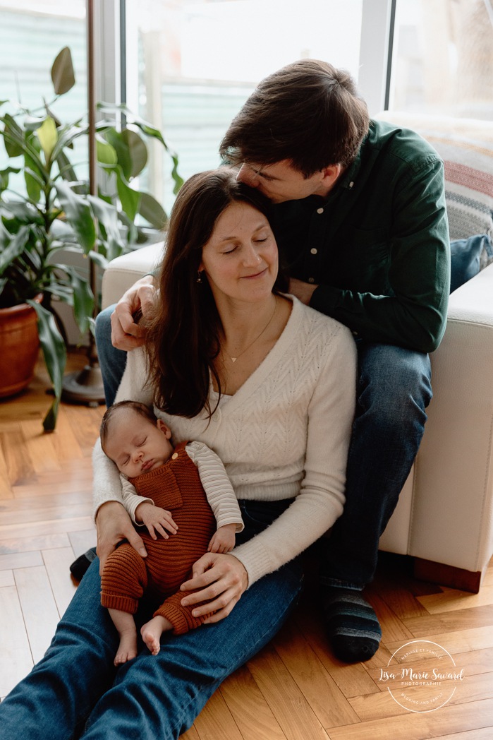 In-home newborn session. Lifestyle newborn photos. Photographe dans Rosemont-La-Petite-Patrie. Séance nouveau-né à domicile à Montréal. Montreal lifestyle newborn session.